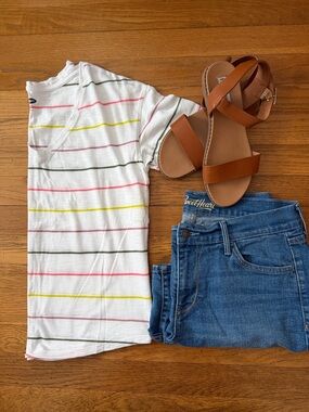 🌼Old Navy multi striped v-neck Easy Tee. Size XS.
